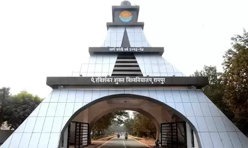 रविशंकर विश्वविद्यालय में रिश्वत लेते क्लर्क गिरफ्तार, ACB की कार्रवाई रविशंकर विश्वविद्यालय में रिश्वत लेते क्लर्क गिरफ्तार, ACB की कार्रवाई