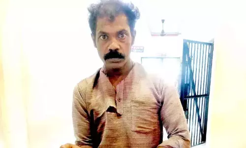 Kerala : व्यापारिक प्रतिष्ठान में आग लगने की घटना में कूवप्पल्ली निवासी गिरफ्तार Kerala : व्यापारिक प्रतिष्ठान में आग लगने की घटना में कूवप्पल्ली निवासी गिरफ्तार