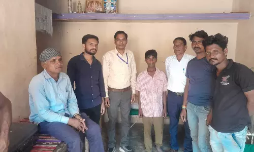Dungarpur: चाइल्ड हेल्पलाइन ने राह भटके बालक एवं बालिका को दिया सहारा Dungarpur: चाइल्ड हेल्पलाइन ने राह भटके बालक एवं बालिका को दिया सहारा