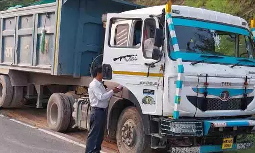 फर्जी नंबर प्लेट और ओवरलोडिंग से Sirmaur district में सड़क सुरक्षा संकट फर्जी नंबर प्लेट और ओवरलोडिंग से Sirmaur district में सड़क सुरक्षा संकट