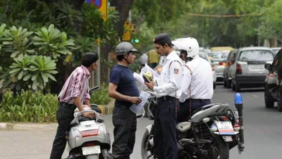 Modinagar:  पुलिस ने चेकिंग के दौरान बीस बाइकों को सीज किया
