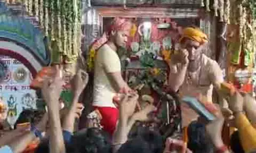 Ayodhya: ज्येष्ठ माह के आखिरी मंगलवार को हनुमान गढ़ी मंदिर में भक्तों का तांता लगा रहा