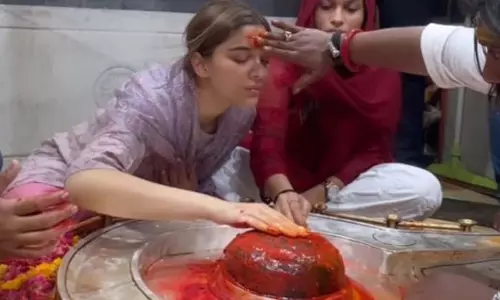 Bollywood Actor : सई मांजरेकर ने श्री महाकालेश्वर मंदिर के दर्शन किये Bollywood Actor : सई मांजरेकर ने श्री महाकालेश्वर मंदिर के दर्शन किये