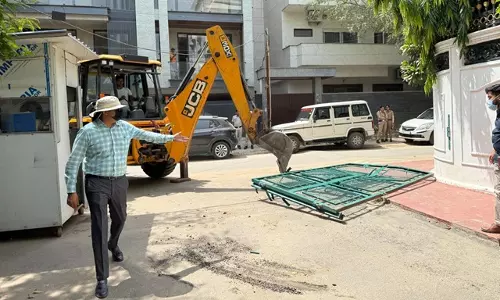 Gurugram: दस अवैध गेटों को जेसीबी मशीन से तोडा गया Gurugram: दस अवैध गेटों को जेसीबी मशीन से तोडा गया