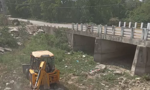 Dungarpur: जिला कलेक्टर के निर्देश पर गांगड़ी नदी आवक मार्ग पर हुई तत्काल साफ सफाई Dungarpur: जिला कलेक्टर के निर्देश पर गांगड़ी नदी आवक मार्ग पर हुई तत्काल साफ सफाई