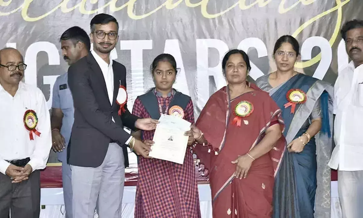Andhra: ‘शाइनिंग स्टार्स’ ने अनंतपुर के छात्रों को प्रेरित किया: कलेक्टर Andhra: ‘शाइनिंग स्टार्स’ ने अनंतपुर के छात्रों को प्रेरित किया: कलेक्टर
