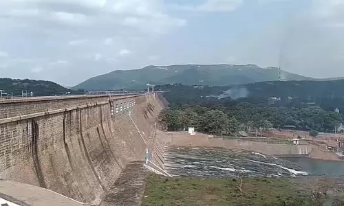Tamil Nadu : सेलम कलेक्टर बृंदा देवी ने मेट्टूर बांध का निरीक्षण किया Tamil Nadu : सेलम कलेक्टर बृंदा देवी ने मेट्टूर बांध का निरीक्षण किया