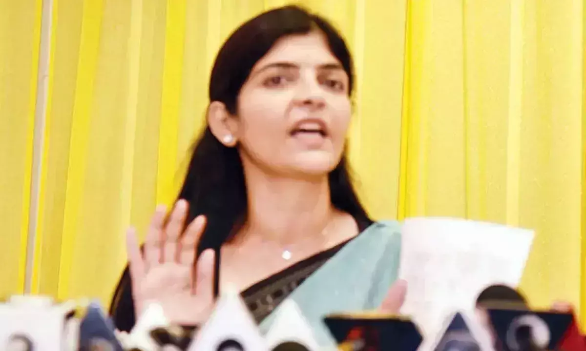 Andhra: महिला पैनल ने ‘अमानवीय’ मीडिया विश्लेषण की निंदा की Andhra: महिला पैनल ने ‘अमानवीय’ मीडिया विश्लेषण की निंदा की