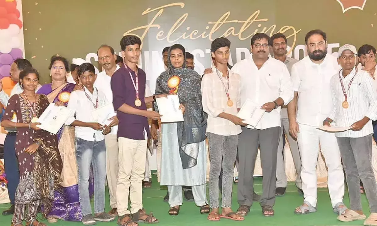 Andhra: प्रकाशम कलेक्टर ने चमकते सितारे को सम्मानित किया