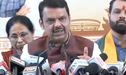 Maharashtra: सीएम फडणवीस ने पीक ऑवर्स के दौरान वहन क्षमता को मजबूत करने का आश्वासन दिया Maharashtra: सीएम फडणवीस ने पीक ऑवर्स के दौरान वहन क्षमता को मजबूत करने का आश्वासन दिया
