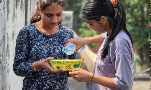 बढ़ती गर्मी के बीच पक्षियों की प्यास बुझाने के लिए NSS स्वयंसेवकों ने शुरू, ‘विंग्स ऑफ केयर’ अभियान बढ़ती गर्मी के बीच पक्षियों की प्यास बुझाने के लिए NSS स्वयंसेवकों ने शुरू, ‘विंग्स ऑफ केयर’ अभियान