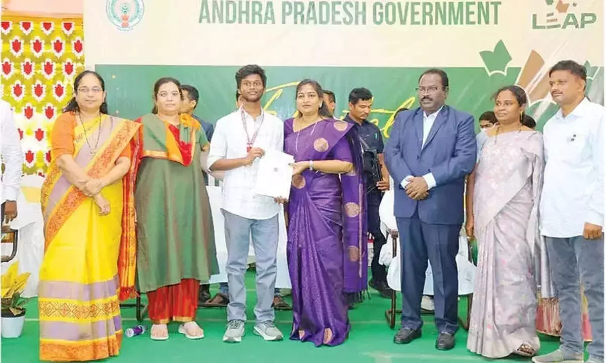 Andhra: गृह मंत्री ने 158 मेधावी विद्यार्थियों को पुरस्कार प्रदान किये Andhra: गृह मंत्री ने 158 मेधावी विद्यार्थियों को पुरस्कार प्रदान किये