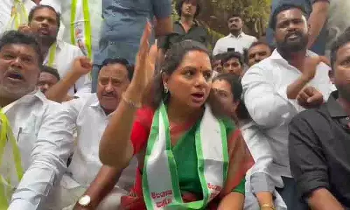RTC बस पास किराया वृद्धि के खिलाफ प्रदर्शन के बाद कविता गिरफ्तार RTC बस पास किराया वृद्धि के खिलाफ प्रदर्शन के बाद कविता गिरफ्तार