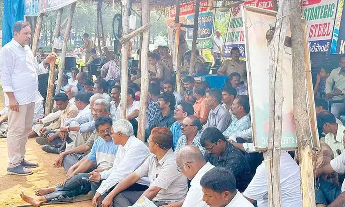 Andhra: यूनियन नेताओं ने पुलिस के अत्याचारपूर्ण व्यवहार की निंदा की Andhra: यूनियन नेताओं ने पुलिस के अत्याचारपूर्ण व्यवहार की निंदा की