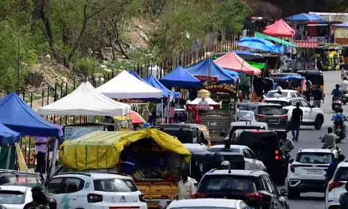 Hyderabad के स्ट्रीट वेंडर्स को अपना अस्तित्व बचाने के लिए संघर्ष करना पड़ रहा