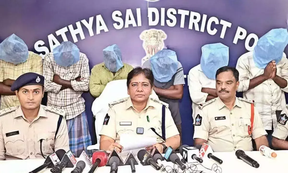 Andhra: नाबालिग लड़की से बलात्कार मामले में 6 गिरफ्तार Andhra: नाबालिग लड़की से बलात्कार मामले में 6 गिरफ्तार