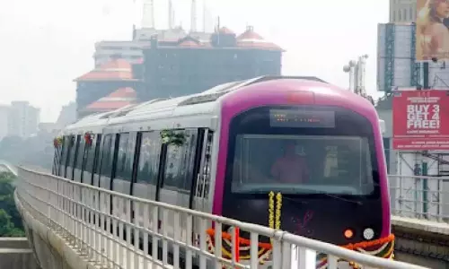 ट्रेनों में Bangalore  मेट्रो के विज्ञापनों से यात्रियों में दृश्यता और सुरक्षा को लेकर चिंताएँ