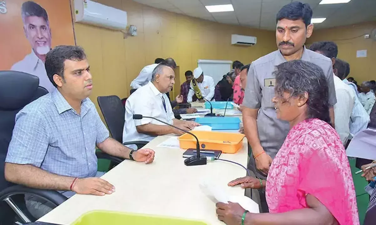 अधिकारी हर शिकायत का जिम्मेदारी से समाधान करें: Collector