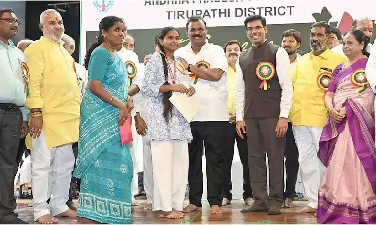 Andhra: तिरुपति, चित्तूर में शीर्ष छात्रों को ‘शाइनिंग स्टार्स’ पुरस्कार प्रदान किए गए