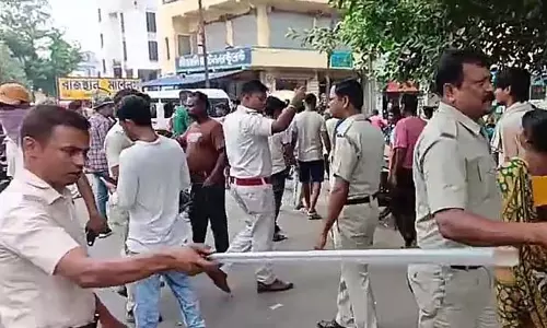 सड़क दुर्घटना के कारण धुंधुमा के सिउरी में राष्ट्रीय राजमार्ग अवरुद्ध