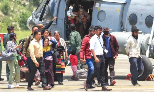 स्थानीय लोगों और सेना के जवानों को हवाई मार्ग से चाटन से पाकयोंग पहुंचाया गया