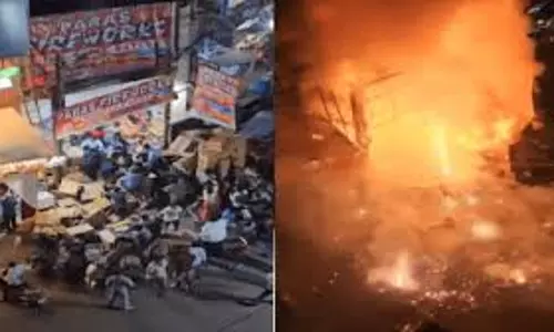 Hazaribagh: डेकोरेशन-पटाखा दुकान में भीषण आग, लाखों का नुकसान