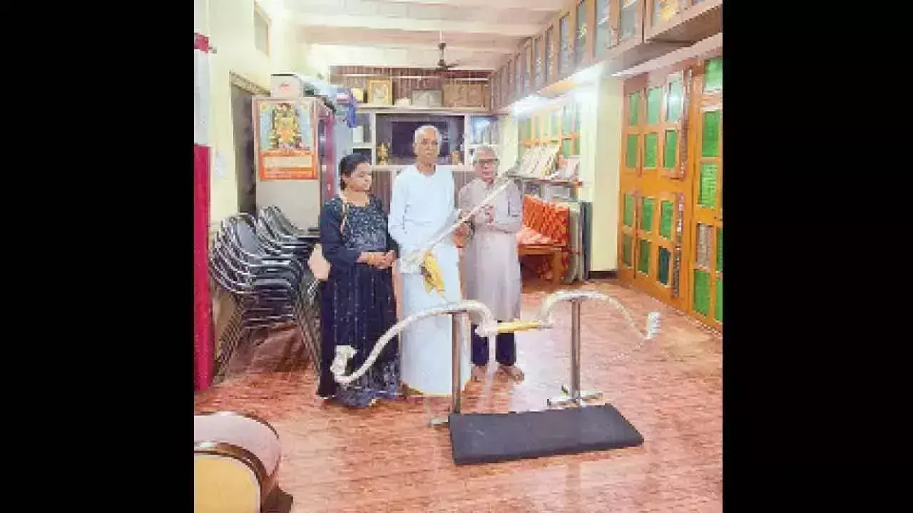 परोपकारी व्यक्ति ने भगवान राम को 1 किलो सोने और 14 किलो चांदी से बने धनुष और बाण दान किए