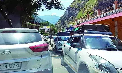 Kullu की संकरी सड़कें पर्यटकों के दबाव से ढह रही