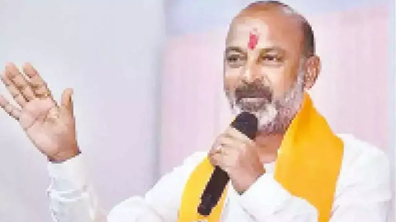 सरकार को पूर्व एसआईबी प्रमुख के खिलाफ मजबूत मामला बनाना चाहिए: Bandi Sanjay सरकार को पूर्व एसआईबी प्रमुख के खिलाफ मजबूत मामला बनाना चाहिए: Bandi Sanjay