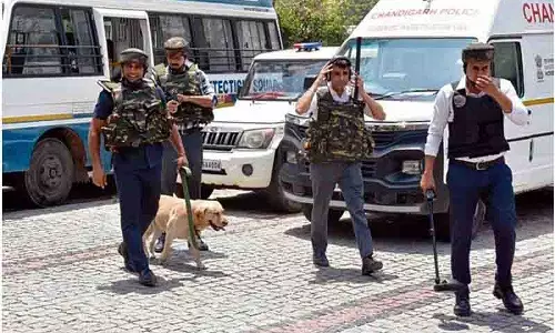 Chandigarh की आपातकालीन तैयारी का परीक्षण करने के लिए ताज होटल में मॉक ड्रिल आयोजन Chandigarh की आपातकालीन तैयारी का परीक्षण करने के लिए ताज होटल में मॉक ड्रिल आयोजन
