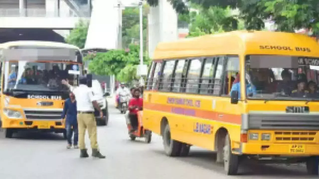 Telangana: राज्य में स्कूल फिर से खुलने को तैयार, बसें अभी भी छात्रों को ले जाने के लिए अनुपयुक्त