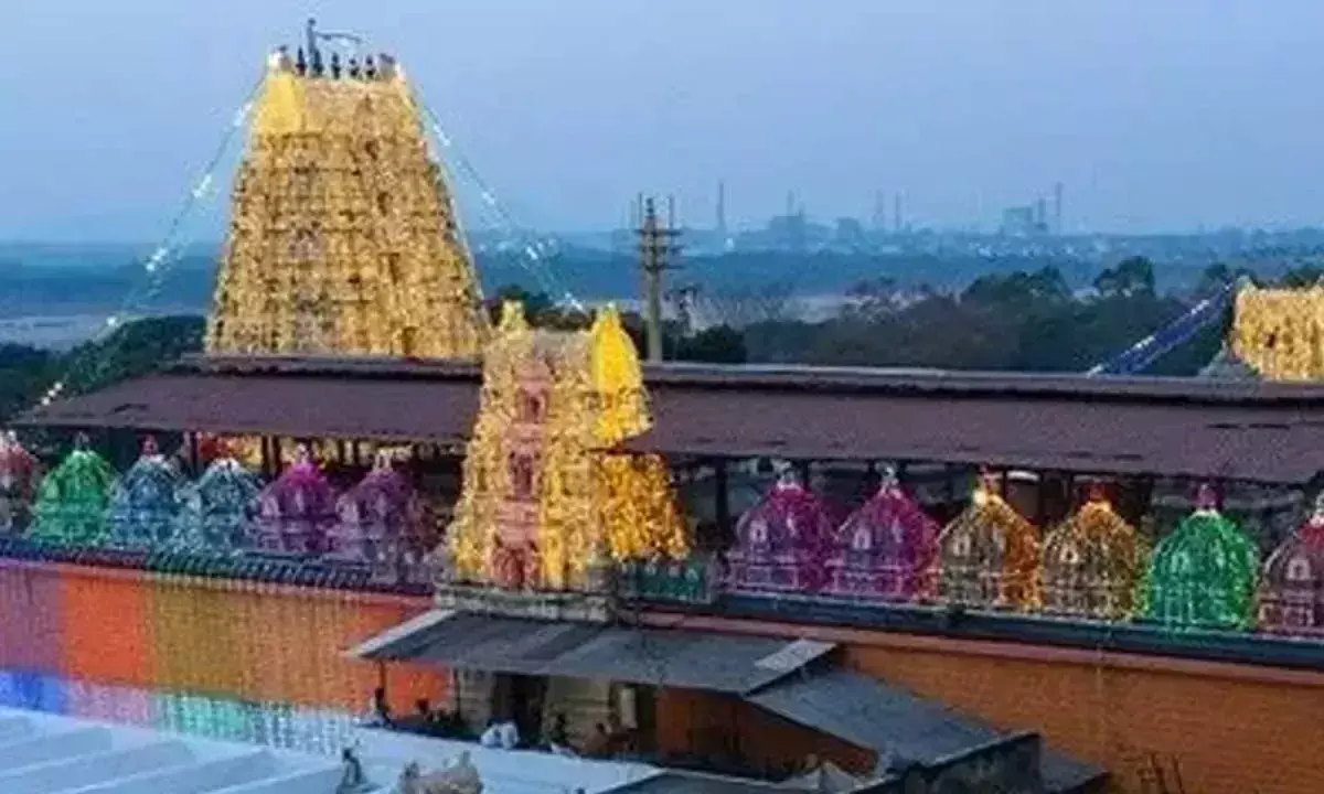 Telangana: भद्राचलम मंदिर में ज्येष्ठाभिषेकम के लिए भक्तों की भीड़ उमड़ पड़ी