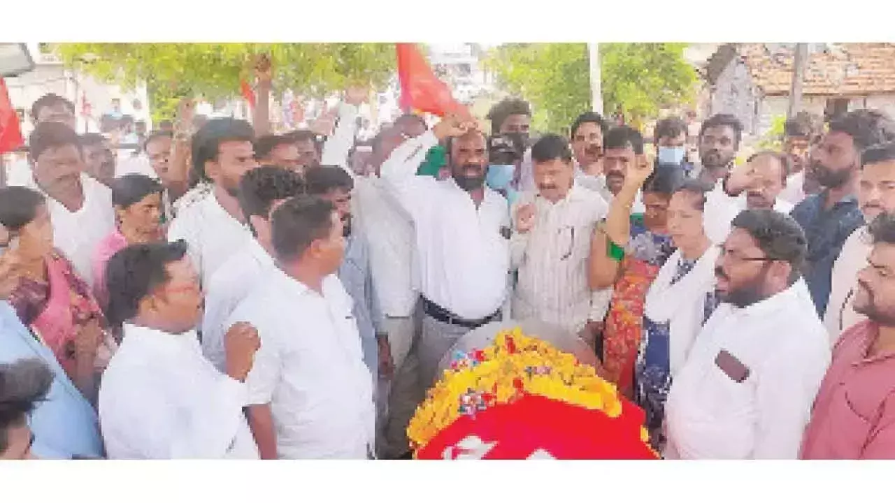 Telangana: मारे गए माओवादी नेता को अश्रुपूर्ण विदाई Telangana: मारे गए माओवादी नेता को अश्रुपूर्ण विदाई