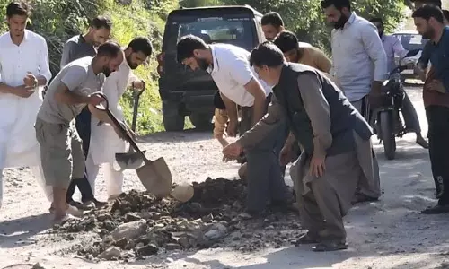 Jammu: युवाओं ने मंडी-लोरान सड़क की मरम्मत के लिए चंदा एकत्र किया