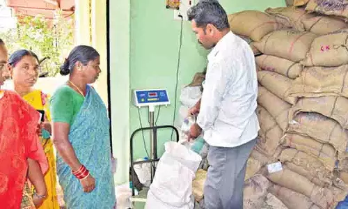 PDS चावल की आपूर्ति धीमी, लाभार्थियों को लंबी कतारों का सामना करना पड़ रहा PDS चावल की आपूर्ति धीमी, लाभार्थियों को लंबी कतारों का सामना करना पड़ रहा