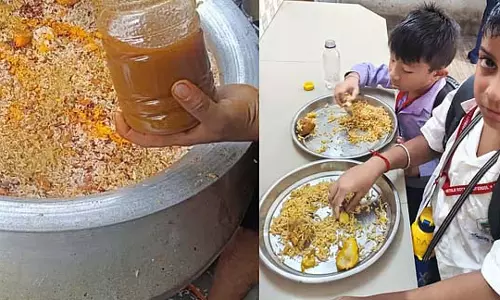 मध्याह्न भोजन में चिकन बिरयानी, खुश युवा छात्र