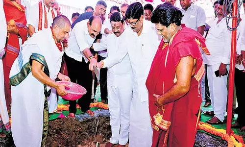 Andhra के मंत्रियों ने महानंदी मंदिर में विकास कार्यों की आधारशिला रखी Andhra के मंत्रियों ने महानंदी मंदिर में विकास कार्यों की आधारशिला रखी