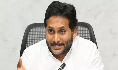 Andhra के पूर्व मुख्यमंत्री ने पत्रकार कोमिनेनी की गिरफ्तारी की निंदा की Andhra के पूर्व मुख्यमंत्री ने पत्रकार कोमिनेनी की गिरफ्तारी की निंदा की