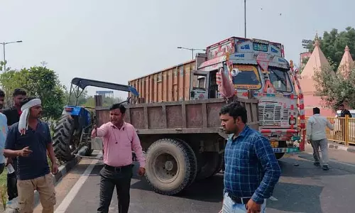 फोरलेन पर सफाई कर रही महिला मजदूरों को ट्रक ने मारी टक्कर, तीन घायल