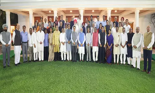 PM Modi ने अपने आवास पर सर्वदलीय वैश्विक आउटरीच प्रतिनिधिमंडल के सदस्यों की मेजबानी की