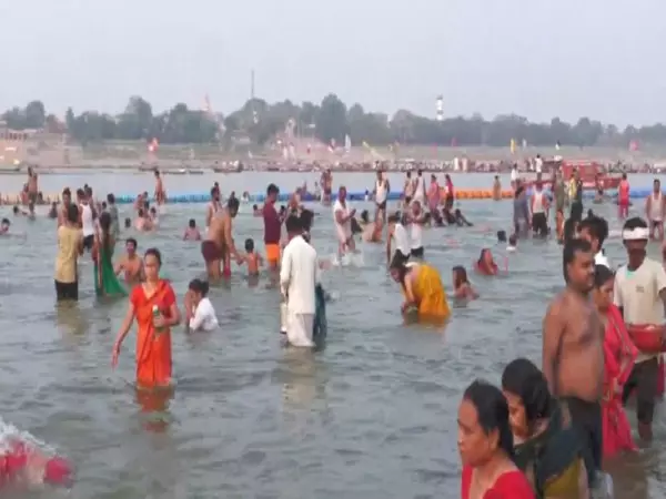 UP: श्रद्धालुओं ने ज्येष्ठ पूर्णिमा पर गंगा नदी में पवित्र डुबकी लगाई, पूजा-अर्चना की UP: श्रद्धालुओं ने ज्येष्ठ पूर्णिमा पर गंगा नदी में पवित्र डुबकी लगाई, पूजा-अर्चना की