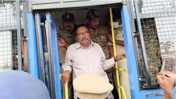 AP: पत्रकार कोमिनेनी को 14 दिन की न्यायिक हिरासत में भेजा गया AP: पत्रकार कोमिनेनी को 14 दिन की न्यायिक हिरासत में भेजा गया