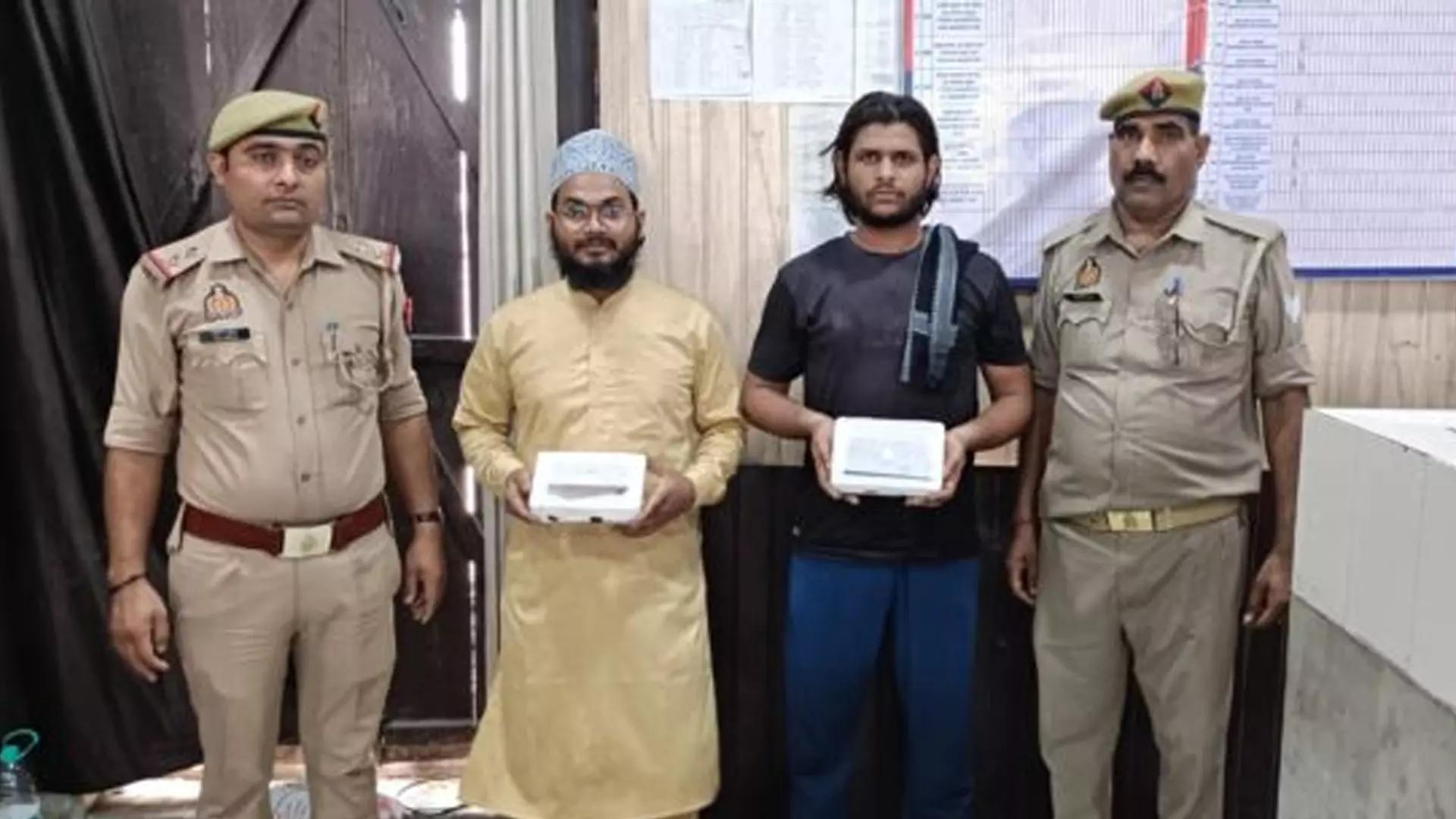 Bareilly: पार्क में लड़कियों का वीडियो बना रहे हैदरी दल के दो सदस्य पुलिस के हत्थे चढ़े Bareilly: पार्क में लड़कियों का वीडियो बना रहे हैदरी दल के दो सदस्य पुलिस के हत्थे चढ़े