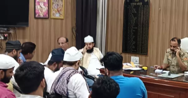 Bareilly: तौकीर रज़ा के भतीजे पर जानलेवा हमला, दरगाह में तनाव का माहौल Bareilly: तौकीर रज़ा के भतीजे पर जानलेवा हमला, दरगाह में तनाव का माहौल