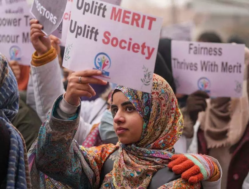 J&K पैनल ने कोटा नीति पर रिपोर्ट का मसौदा तैयार किया J&K पैनल ने कोटा नीति पर रिपोर्ट का मसौदा तैयार किया