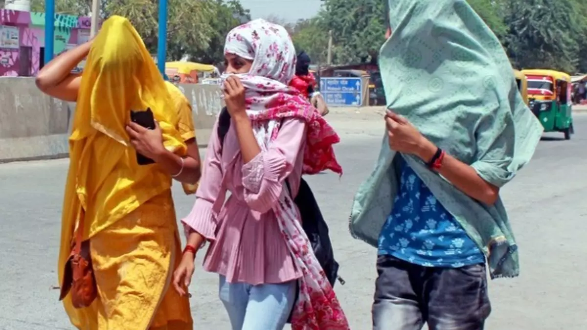 Ballia: गर्मी में झुलसा बलिया, तापमान 40 डिग्री और बिजली गुल Ballia: गर्मी में झुलसा बलिया, तापमान 40 डिग्री और बिजली गुल