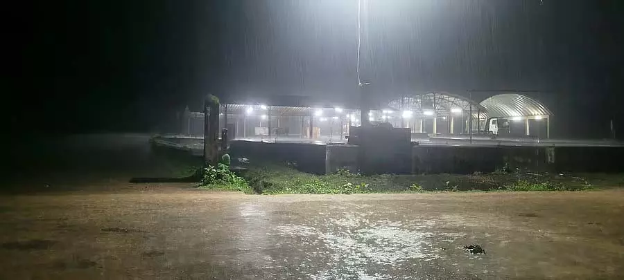 Karnataka : शहर के कई इलाकों में रातभर भारी बारिश Karnataka : शहर के कई इलाकों में रातभर भारी बारिश