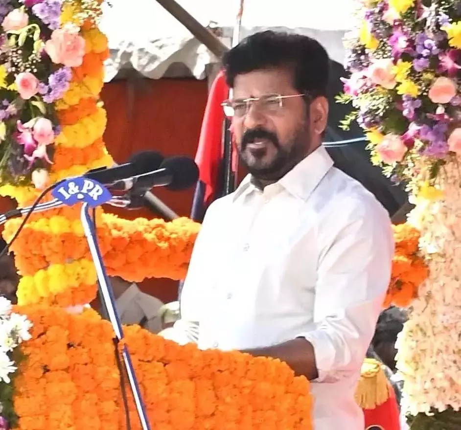 Revanth Reddy ने साइकिल गश्त और सामाजिक जागरूकता पहल के लिए वंगारा पुलिस की प्रशंसा की Revanth Reddy ने साइकिल गश्त और सामाजिक जागरूकता पहल के लिए वंगारा पुलिस की प्रशंसा की