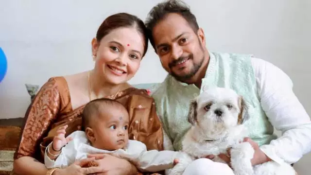पहली बार दिखा देवोलीना के लाडले का चेहरा, अन्नप्राशन में छलकी खुशियाँ पहली बार दिखा देवोलीना के लाडले का चेहरा, अन्नप्राशन में छलकी खुशियाँ