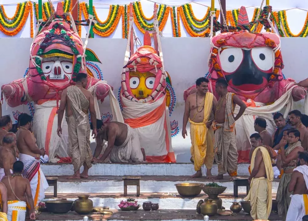 Snaana Purnima : भगवान जगन्नाथ और उनके भाईयों का पुरी में पवित्र स्नान अनुष्ठान सम्पन्न Snaana Purnima : भगवान जगन्नाथ और उनके भाईयों का पुरी में पवित्र स्नान अनुष्ठान सम्पन्न